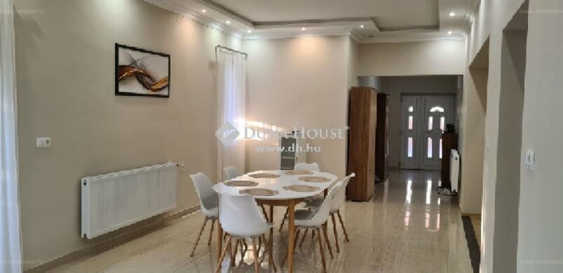 Karamell barna enteriőr Gyulán, egy felújított családi házban