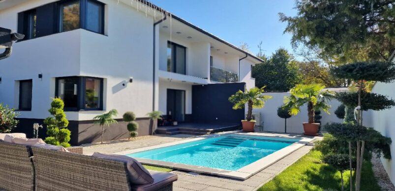 Csupa nagybetűvel hirdetnek egy 2021-ben épült luxus házat