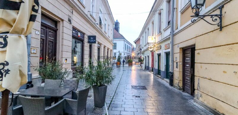 Ennél “belvárosibb” lakás nincs Fehérváron: 23 nm a Juhász Gyula utcában, jöhet? 