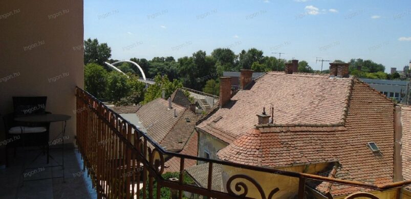 Egy ragyogó, belső kétszintes szépség a szolnoki Sóház utcában!