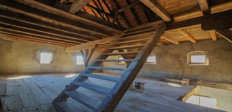 Eladó egy eredeti címeres téglából épített, több száz éves ritkaság Salgótarjánban!