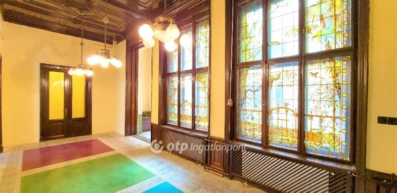 Íme egy 303 milliós, történelmi hangulatú társasházi lakás!