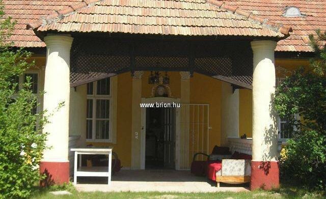 Ladánybene kincse: eladó “Simon báró” kúriája