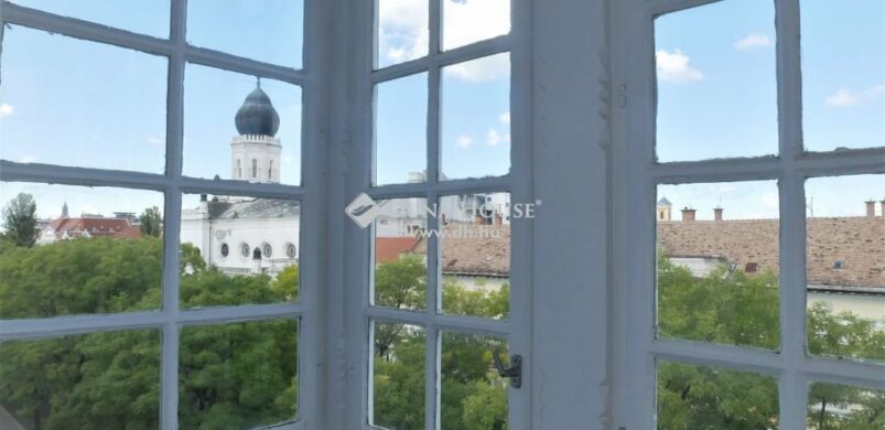 Döbbenetes álom lakás a kecskeméti Rákóczi út egyik elegáns házában