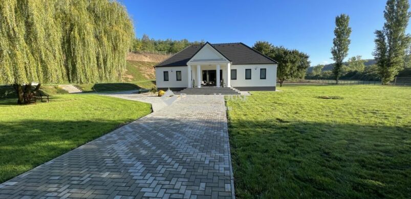 Látott már eladó sertéstelepet ilyen szuper házzal hirdetve? Szellőn akad!