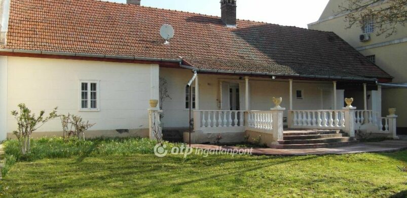 202 nm-es polgári ház keresi tulaját Szarvas Fő utcáján!