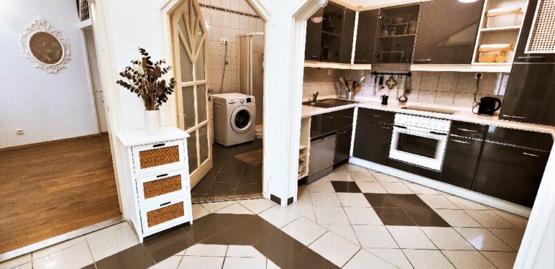 Izgalmas háromszögek és piramis formák egy 57+21 nm-es miskolci lakásban!