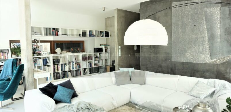 386 millióért eladó egy, az Art Hotel Szeged tervezője által megálmodott ökoház