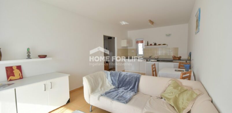 Krém és vajszín: íme egy Szitás-dombon kínált, minimál rezsijű lakás!