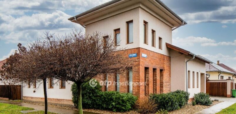 Íme egy formabontó villa, egyenesen Hajdúszoboszlóról!