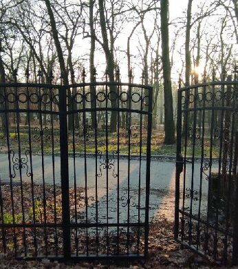 Eladó egy Május 1. parkra nyíló, óvoda és templom közé ékelődött ház