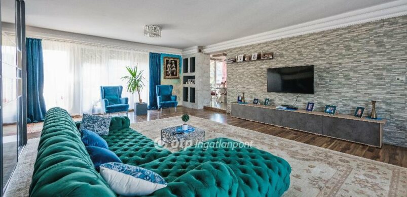 Türkizkék “csodabirodalom” a Testvérhegy lábánál eladó. Ja hogy mennyiért?