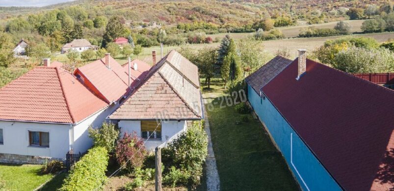 Eladó egy tornácos parasztház Romhány csodás táján