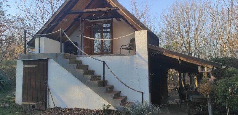 Egy helyes, 60 nm-es házikó Balatonlellén és “az utolsó hatalmas telkek egyike”