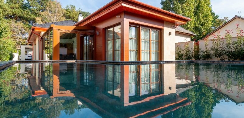 Eladó egy indonéz stílusban épült csodálatos ház Siófokon!