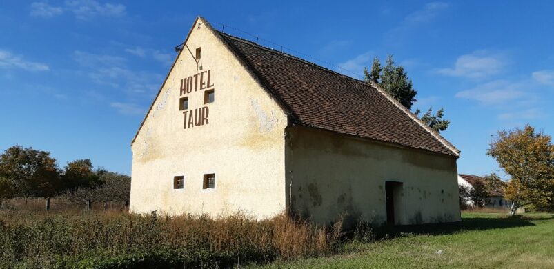 Eladó a Maróthy Kúria “kistestvére”, a Hotel Taur feliratú gazdasági épület!