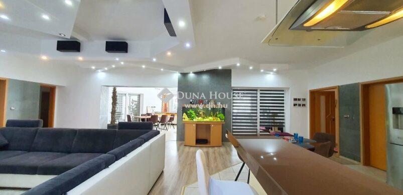 Ahol a víz az úr: íme egy 369 nm-es ház beltéri medencével, Sében!