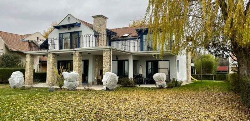 612 millióért vízparti, 300 nm-es üdülőparki ingatlanra tehet szert valaki Akalin!