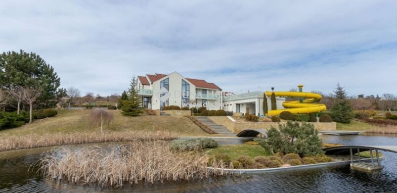 Döbbenetes luxus Cserszegtomajon, 549 millióért