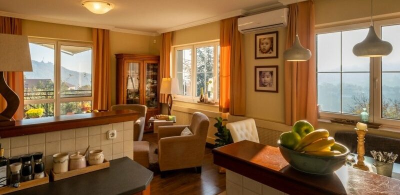 Egy három szintes, aranyló napban úszó ürögi szépség