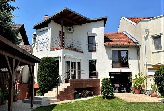 Egy „egygazdás”, közel 200 milliós, csodás családi ház!