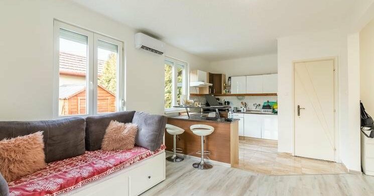 Egy mezőre néző otthon Máriakálnokon