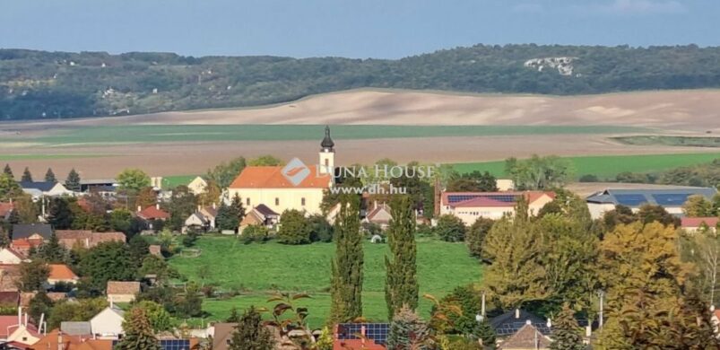 Íme egy helyes házikó Tarjánban!