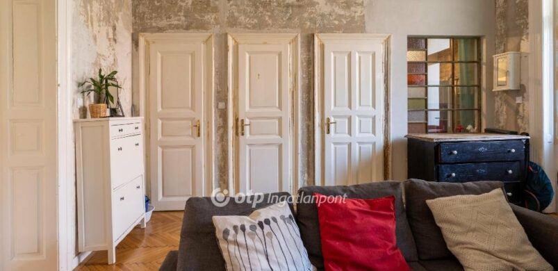 Dizájn nyalánkság a Weiner Leó utcában: szép vagy randa a nyers fal?