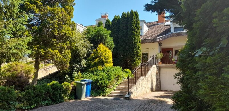 Eladó egy “rezsicsökkentett sorházi lakás” Dombóvár impozáns részén