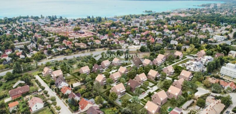 132,9 millióért vehetünk négylakásos ingatlant a Vadvirág Villapark területén