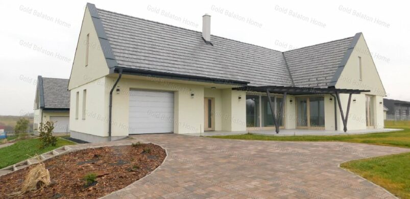 Egyszintes ház, sokszintű élvezet: íme Cserszegtomaj egyik vadonatúj otthona