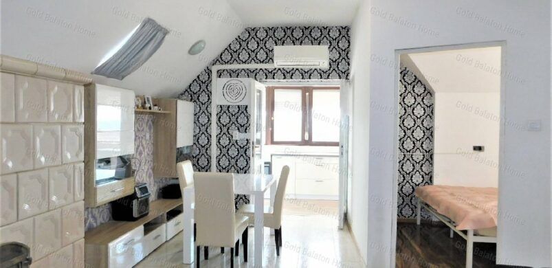 Eladó egy felújított nyaralólakás működő borozóval! Naná, hogy Hévízen!