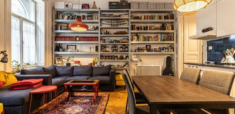 Kiváló hangulat és sok társasjáték egy 1880-as években épült társasházban