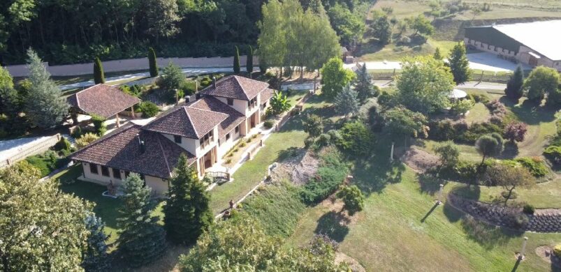 580 millióért eladó egy mediterrán épület komplexum Pécs mellett