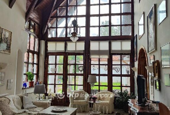 Így fest egy 550 milliós Makovecz kúria Nagykovácsi Ófaluban…