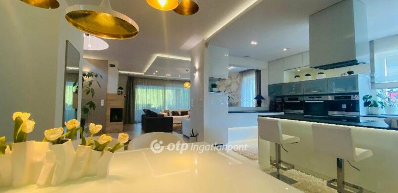 A hét luxus otthona: Élet 220 nm-en, Nyulason