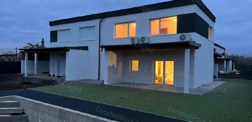 Szászbereki mustra: hogyan áll a modern, 2 x 2 lakásos társasház?