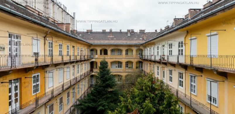 Időutazós belső kert a Gozsdu udvar nyüzsgő környékén