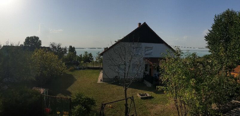 Ritkaság: eladó egy balatonvilágosi Magasparton kínált házikó!