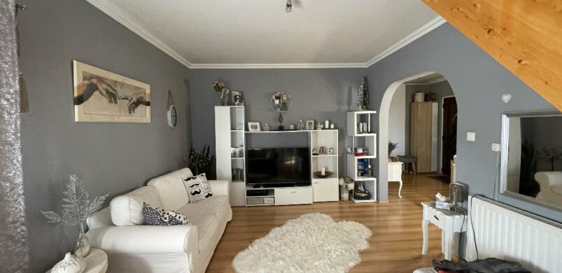 Egy Alkotmány utcában kínált bizonyíték: még mindig trendi a szürke fal!