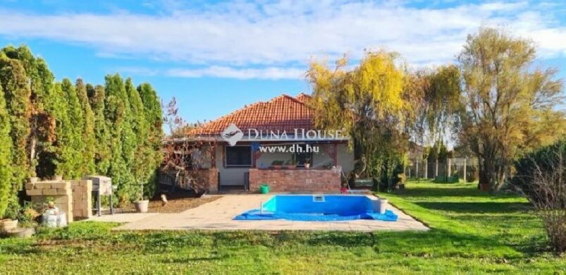 Táplánszentkereszt csendje és 165 nm-nyi elegancia