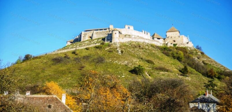 Azt hittük, eladó a Sümegi vár! De csak az egyik, ragyogó szomszédja.