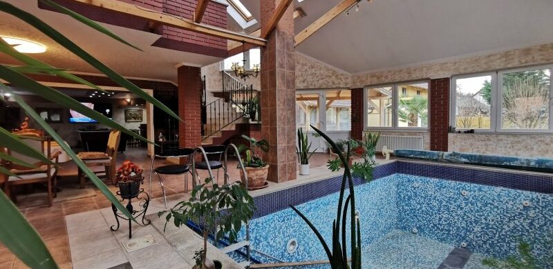 Eladó egy “Churchilli időket megigéző” luxus ingatlan Siklós-Máriagyűdön