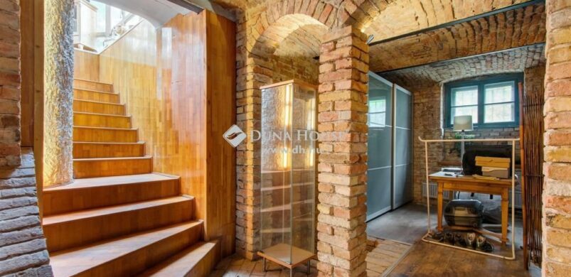 Nyerstégla, szín kavalkád és egy télikert: ez az év háza?