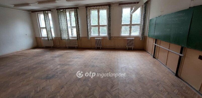 Iskola rajongó? Most 149,9 millióért vehet egyet Szentesen!