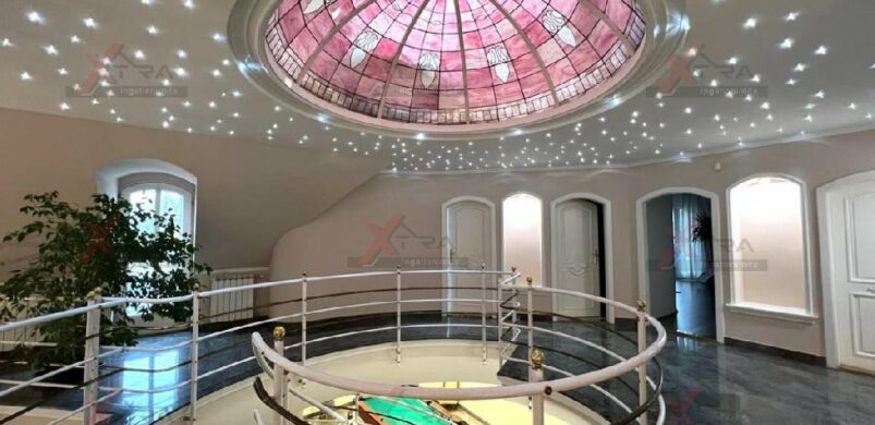 Tiffany üveggel és csillagos égbolttal díszített kupolán ámulunk Szegeden