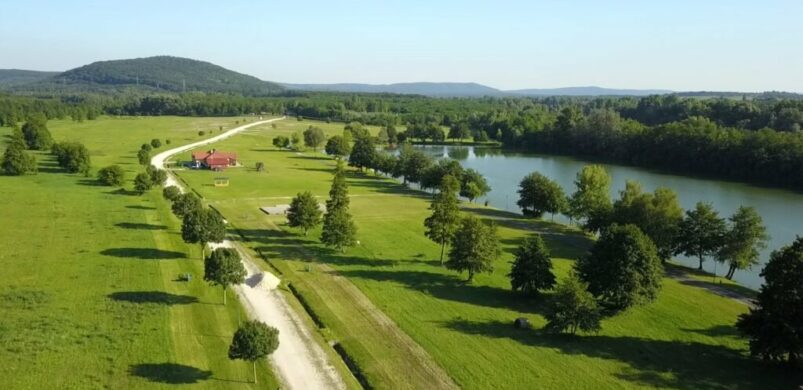 Idilli környezetben épülhet meg valaki  „Tündi” háza Környén