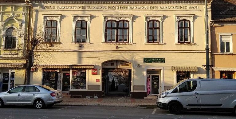 Batthyány utca: ahol a perzsa szőnyeg és a modern kanapé találkozik!