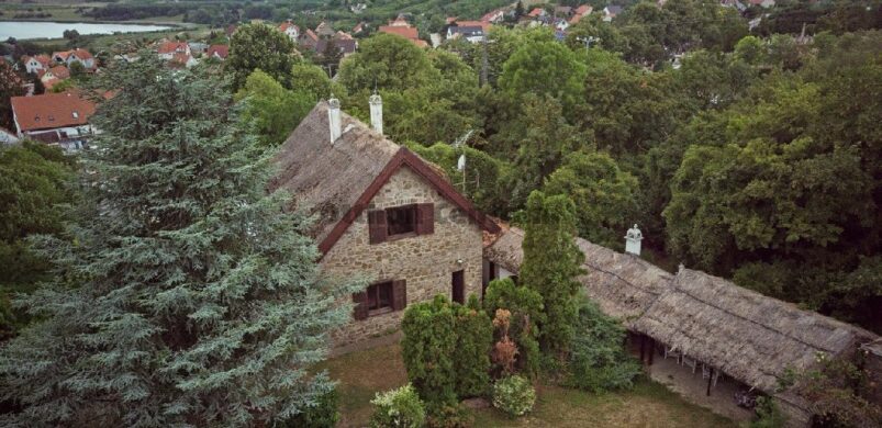 Eladó Tomsits Rudolf trombitaművész egykori, zseniális tihanyi otthona!
