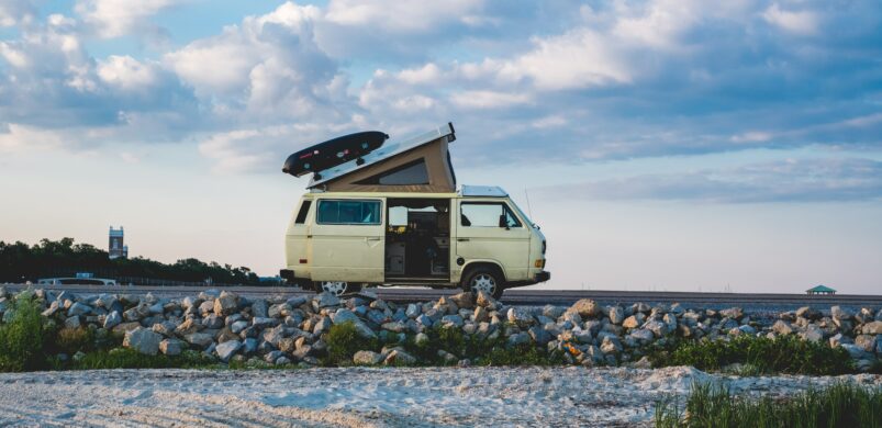 A lakókocsis életmód előnyei és hátrányai, szőrmentén